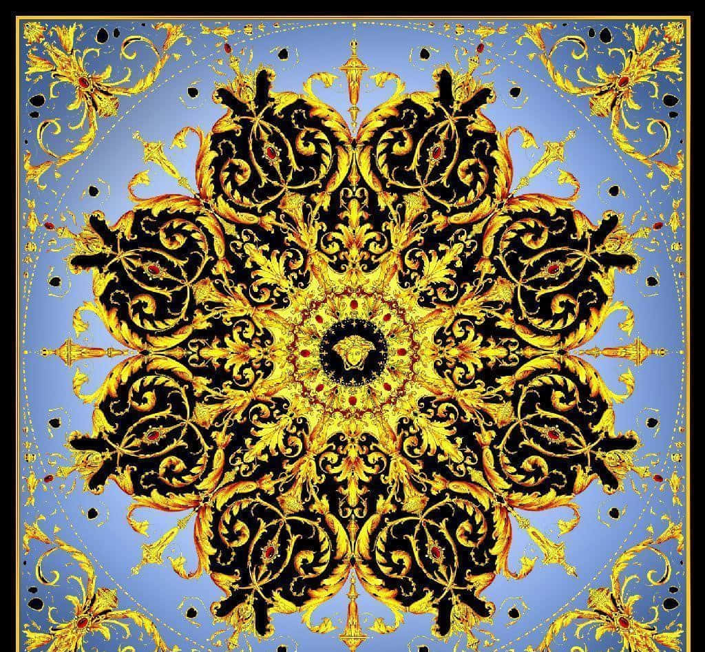 versace 桌布 壁紙 — 一個對稱的金色和黑色華麗曼陀羅，帶有紅色寶石點綴，在柔和的藍色背景上散發光芒。