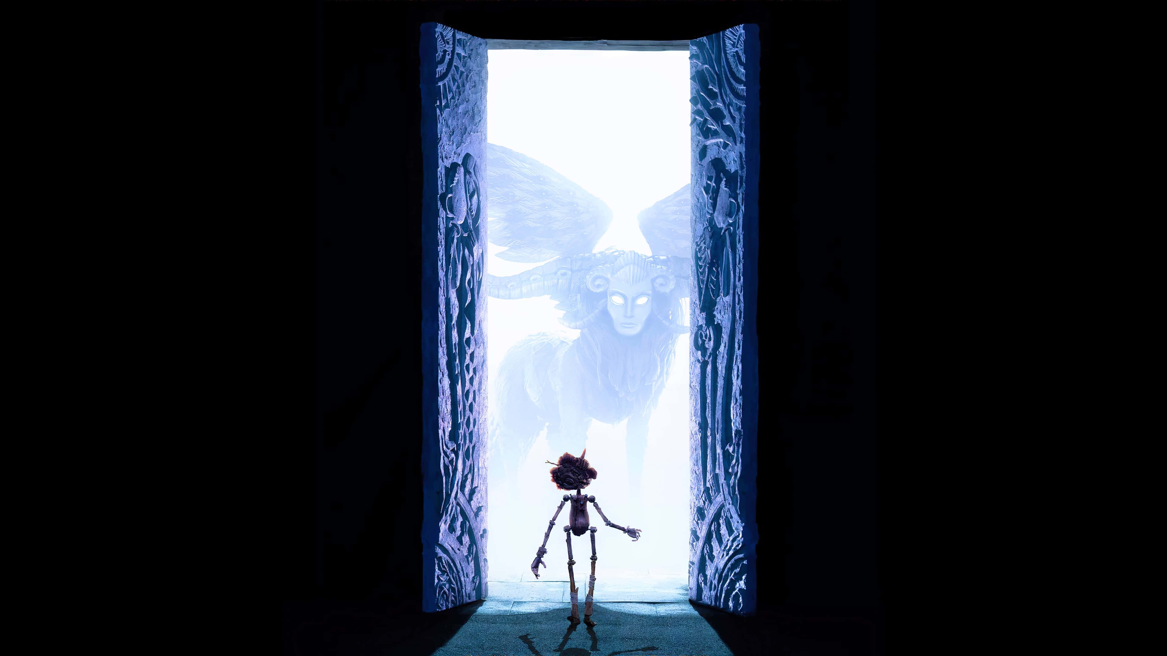 Guillermo Del Toro's Pinocchio 桌布 壁紙 — 一個小人影企喺華麗嘅門口前面，凝視住一隻發光、展開翅膀嘅天使獅子。