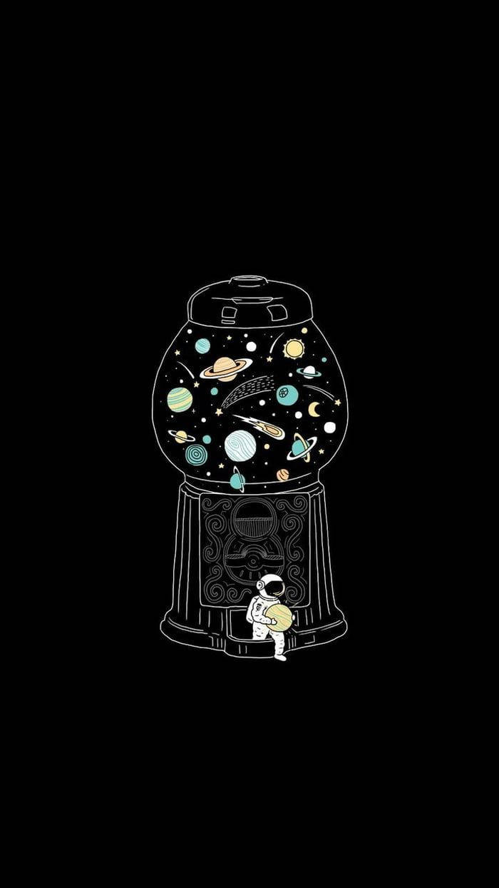 太空人 桌布 壁紙 — 一個小太空人坐在一個裝滿彩色行星和星星的扭蛋機前，背景為黑色。