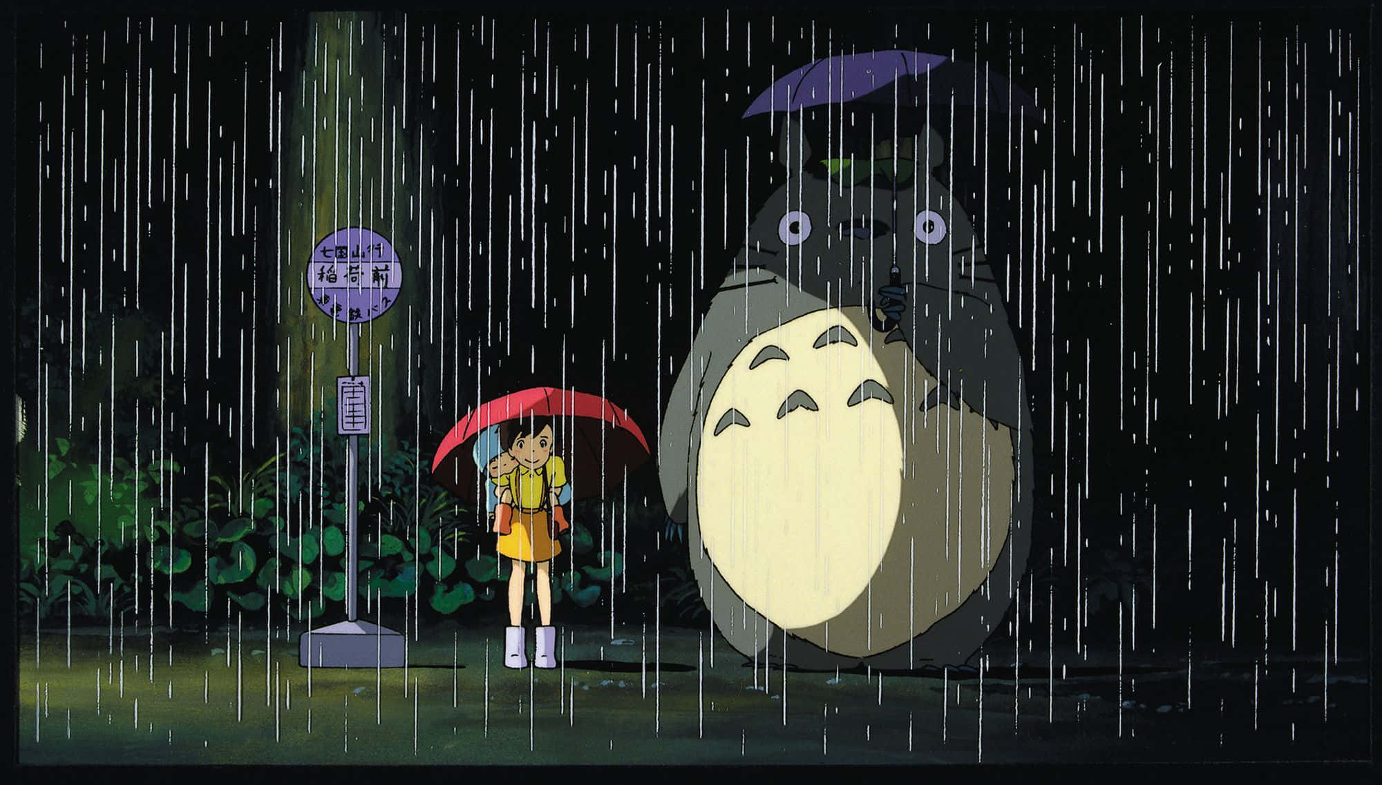 my neighbor totoro 桌布 壁紙 — 一個小女孩拿著紅色雨傘，在夜晚的大雨中站在一隻巨大而溫柔的龍貓旁邊。