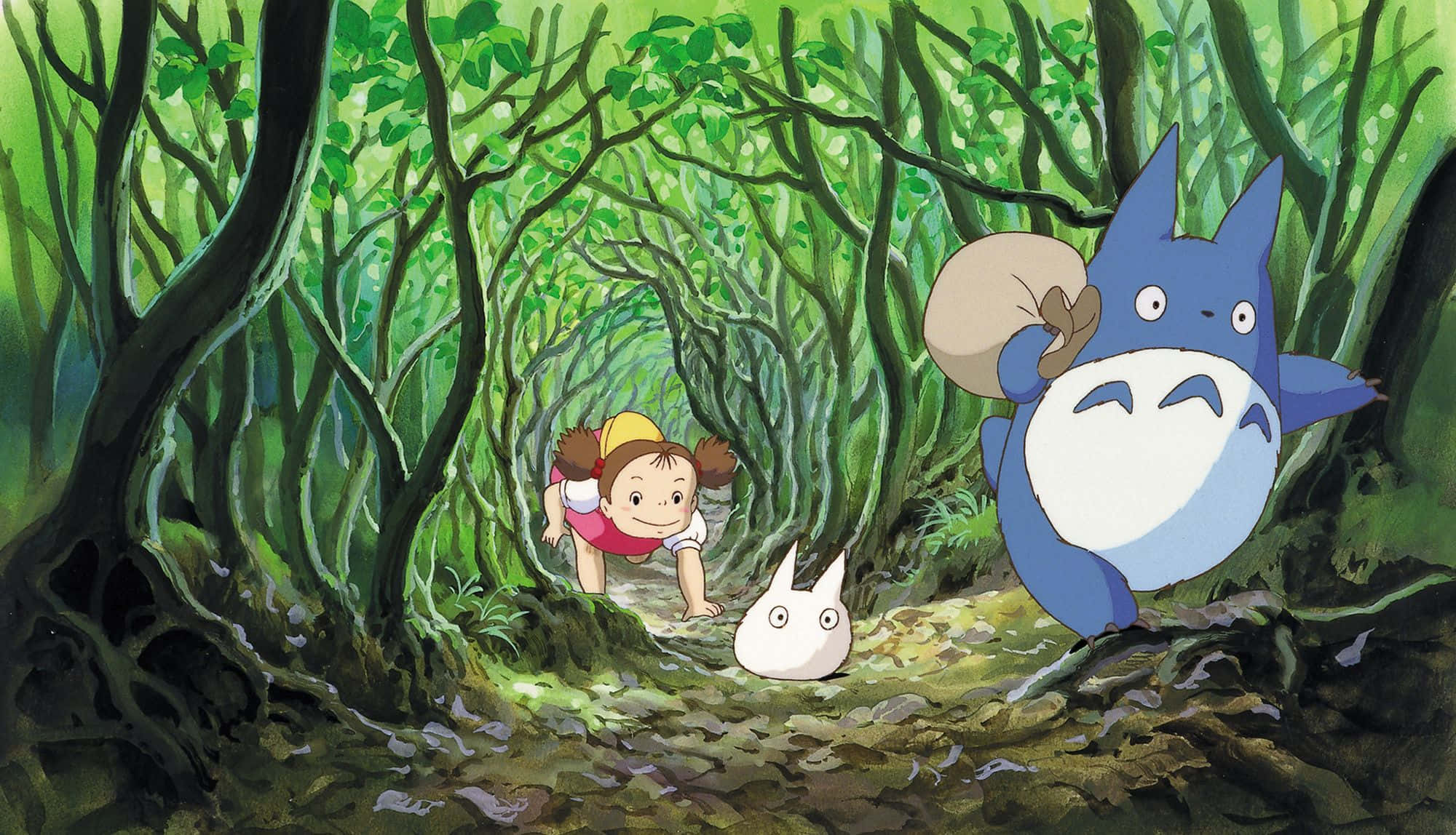 my neighbor totoro 桌布 壁紙 — 一個小女孩爬過茂密的綠色森林隧道，旁邊有一隻藍色的龍貓和一隻白色的小生物。