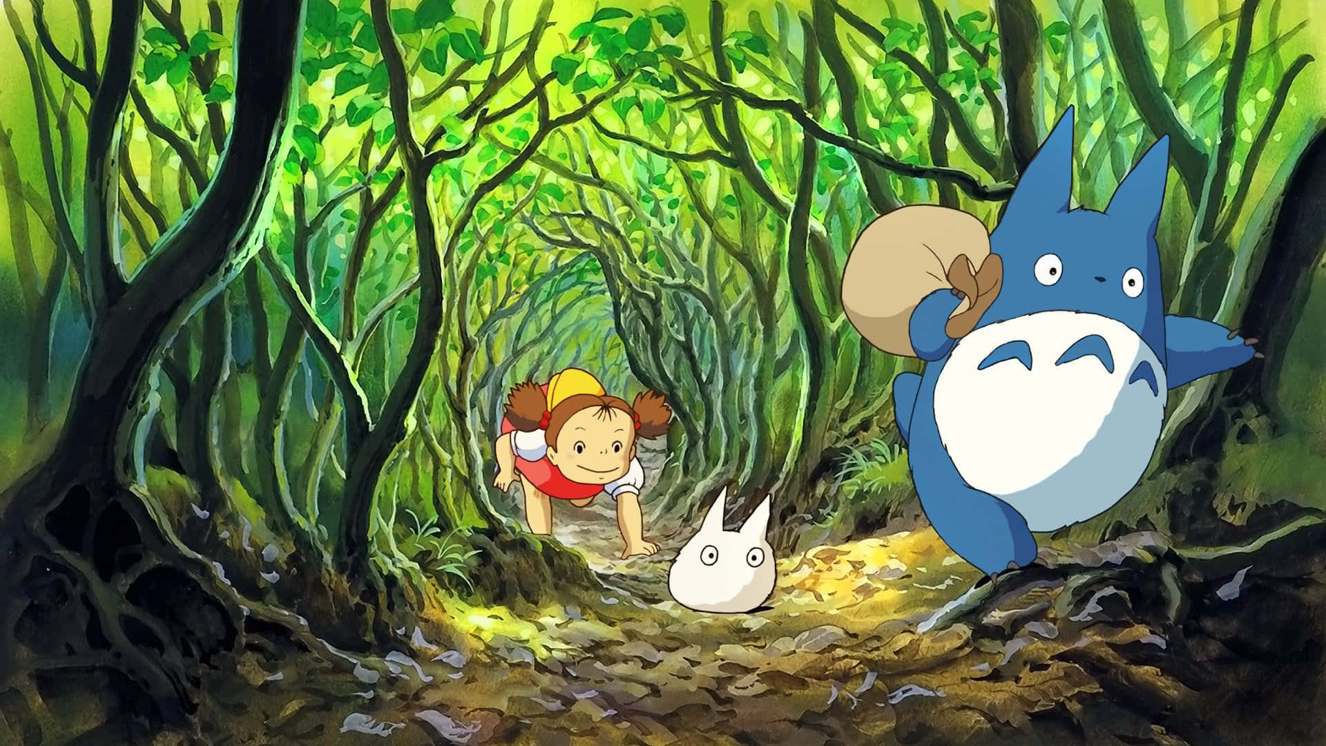 吉卜力 桌布 壁紙 — 一個小女孩爬過陽光普照的森林隧道，旁邊有一隻藍色生物和一隻白色小生物。