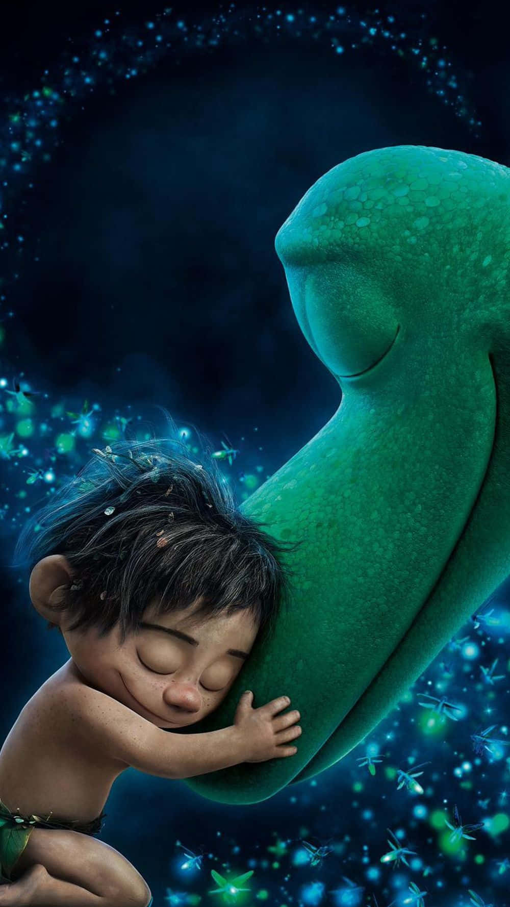 Cute Green Dinosaur 桌布 壁紙 — 一個小孩在黑暗的魔法森林中，在發光的藍色螢火蟲環繞下，平靜地睡著並擁抱著一隻巨大的綠色生物。