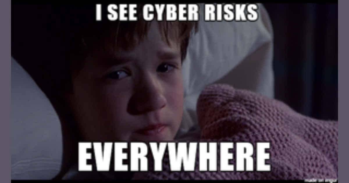 Cybersecurity Memes 桌布 壁紙 — 一個小男孩在床上憂慮地看著鏡頭，文字疊加顯示「我到處都看到網絡風險」。
