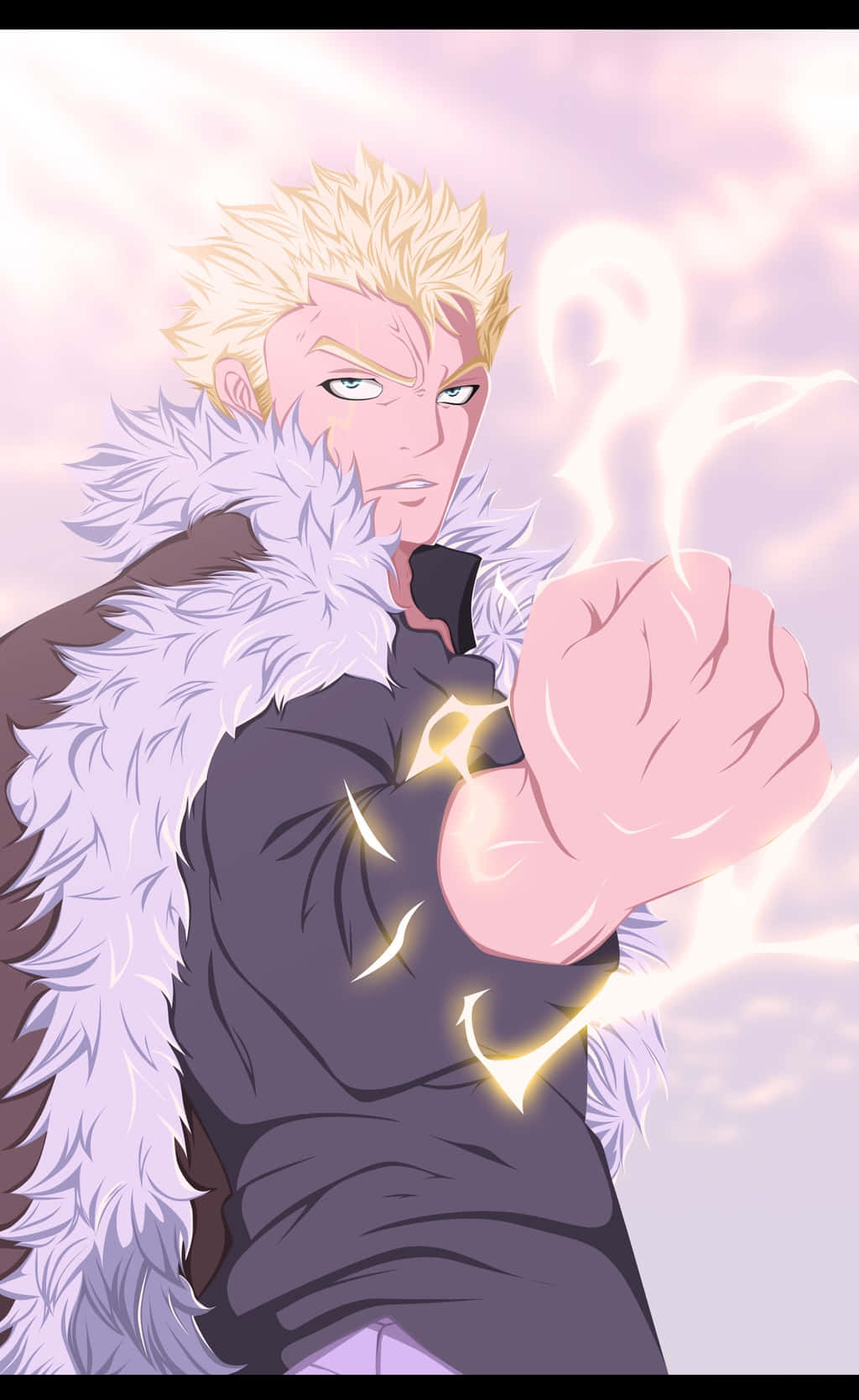 Laxus Dreyar 桌布 壁紙 — 一個尖刺金髮動漫角色穿著毛領外套，在柔和的粉紅色天空下，拳頭周圍閃爍著黃色能量向前猛擊。