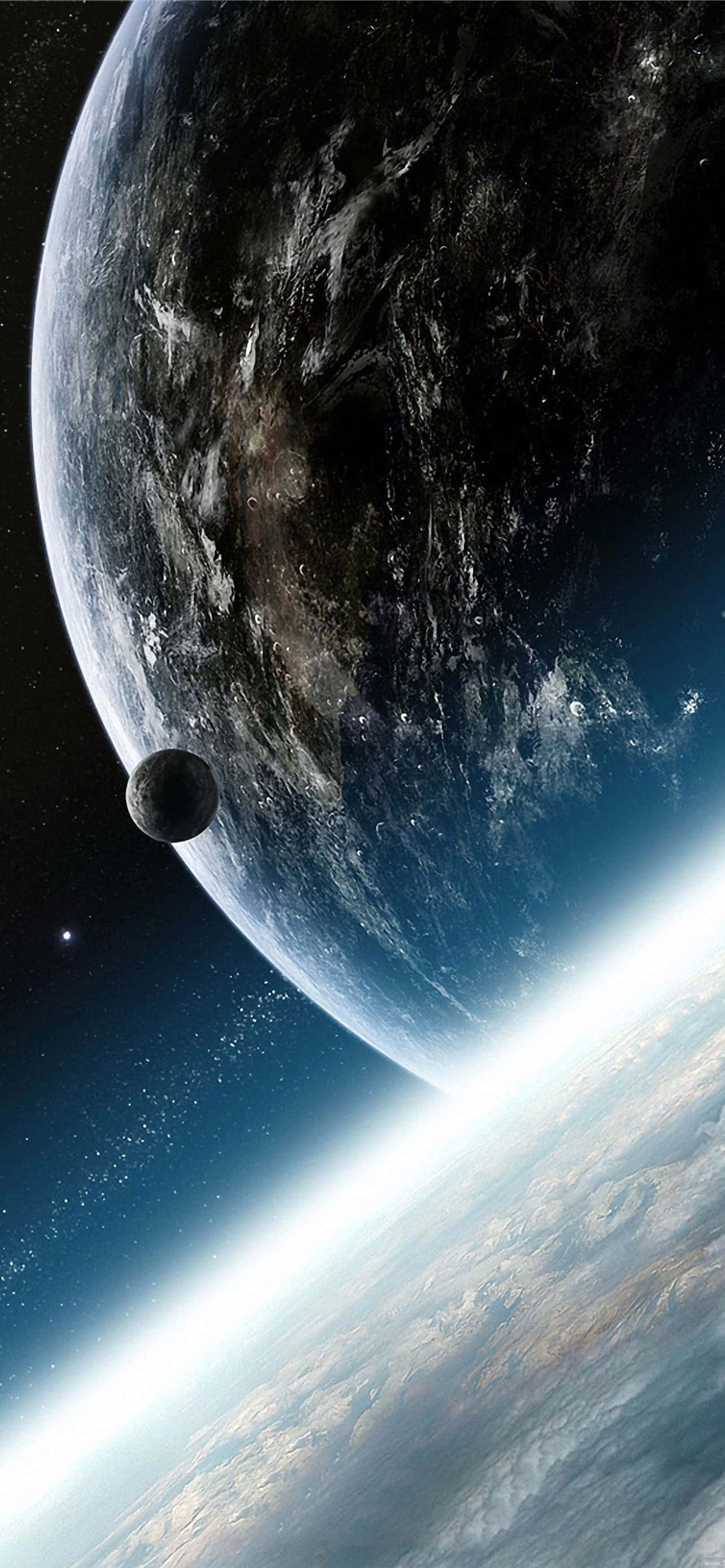 planet earth 桌布 壁紙 — 一個巨大嘅黑暗行星，帶住旋轉嘅雲層，籠罩住一個有可見大陸同附近細小衛星嘅明亮藍色行星。