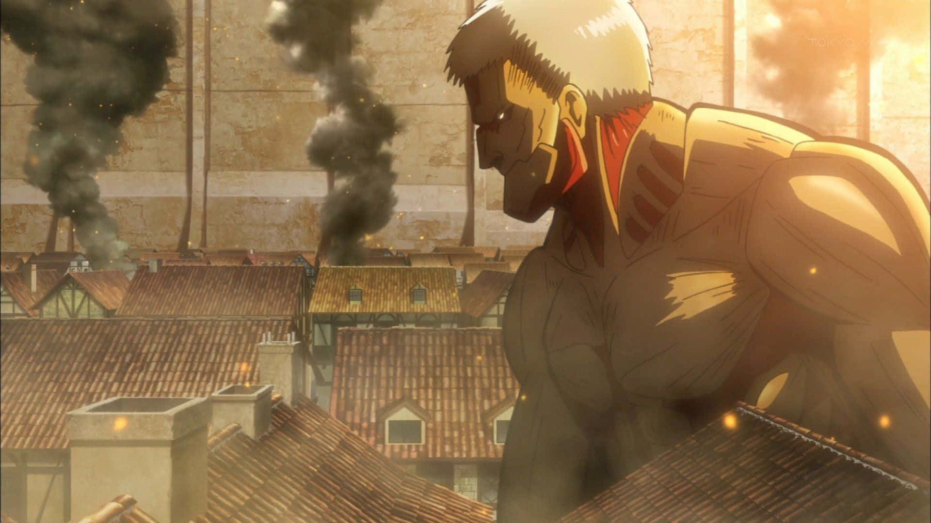 Armored Titan 桌布 壁紙 — 一個巨大的人形泰坦在溫暖的金色夕陽下，聳立於一個煙囪冒煙的小鎮之上。