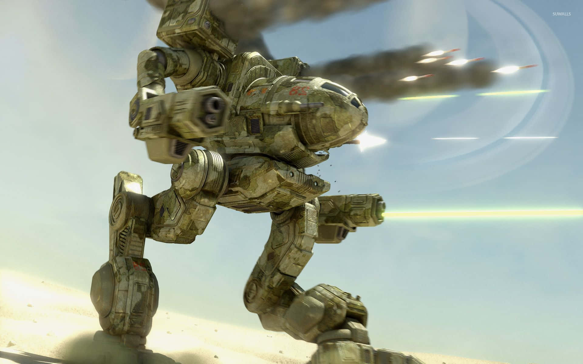Battletech 桌布 壁紙 — 一個巨大的偽裝機甲在朦朧的天空下，向塵土飛揚的戰場發射發光的彈丸。