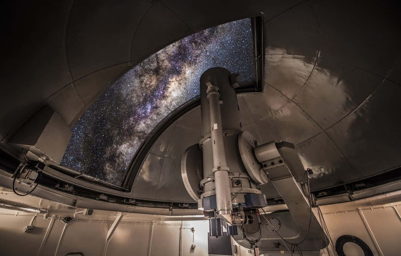 Space Observation 桌布 壁紙 — 一個巨大的望遠鏡在圓頂內向上指向生動的銀河系展示。