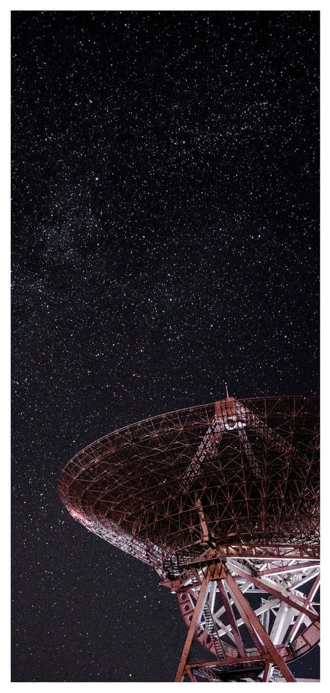 Space Observation 桌布 壁紙 — 一個巨大的無線電望遠鏡碟形天線矗立在佈滿無數閃爍星星的星空下。