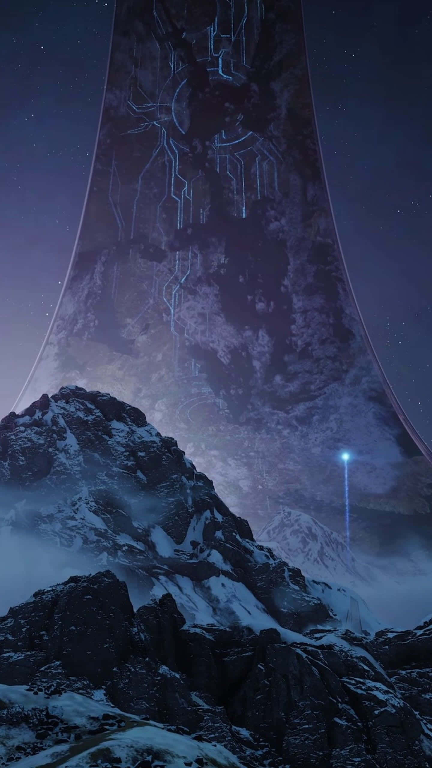 Halo Forerunner 桌布 壁紙 — 一個巨大的發光外星結構聳立在白雪覆蓋的山脈之上，背景是繁星點點的夜空。