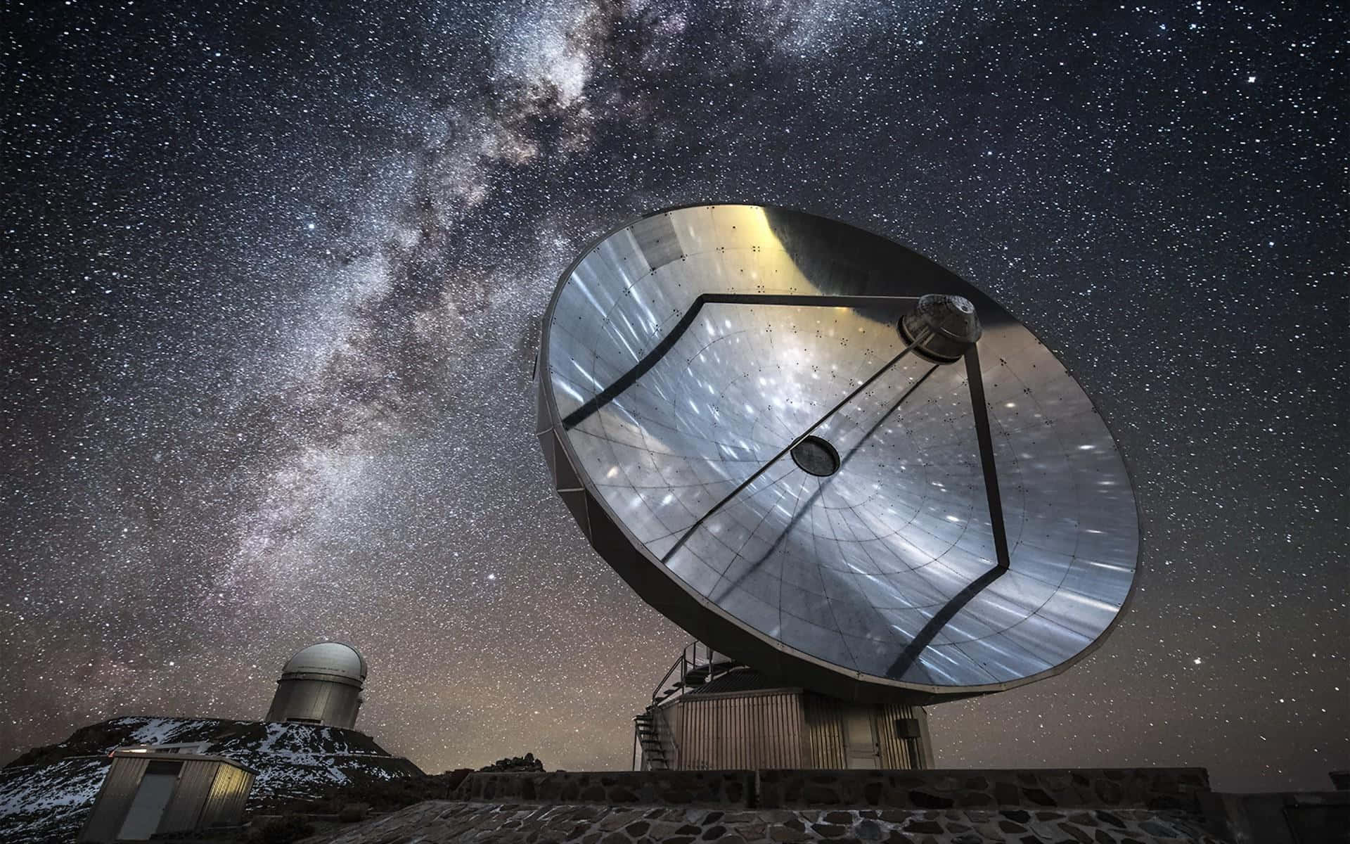 Space Observation 桌布 壁紙 — 一個巨大的衛星天線在繁星點點的夜空下閃閃發光，銀河在頭頂彎曲。