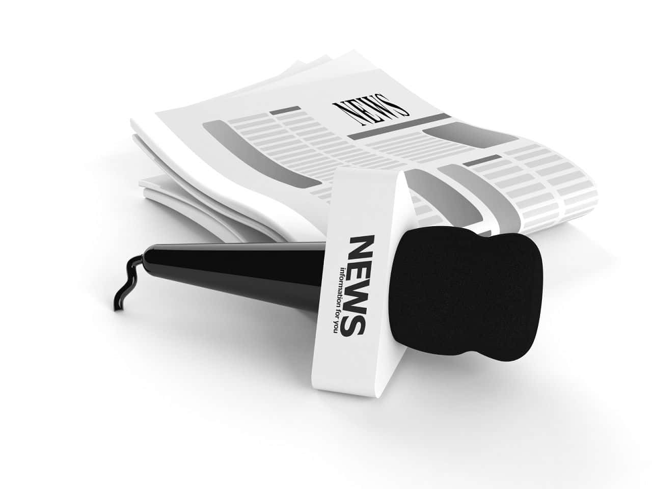 Journalism 桌布 壁紙 — 一個帶有 'NEWS' 標誌的時尚黑色麥克風，放在一堆報紙旁邊，背景是乾淨的白色。
