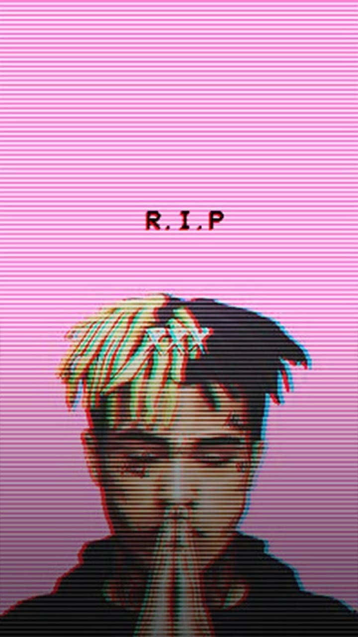 裂開 桌布 壁紙 — 一個帶有「R.I.P.」文字的故障風格人物肖像，背景為粉紅色條紋並帶有色彩像差。
