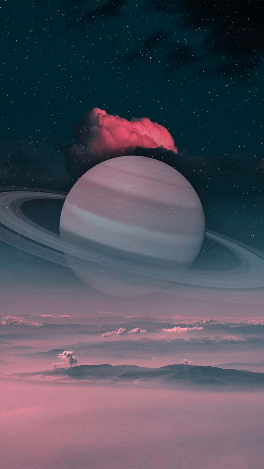 土星 桌布 壁紙 — 一個帶有光環的超現實粉紅色和藍綠色行星籠罩在星空下的雲海上。