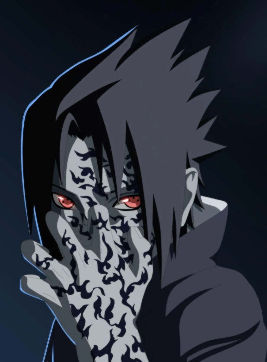 Sasuke Uchiha Cursed Mark 桌布 壁紙 — 一個帶有刺蝟般黑色頭髮和發光紅色眼睛的威脅性動漫角色，用一隻帶有黑暗漩渦圖案的手遮住臉，背景是深藍色。