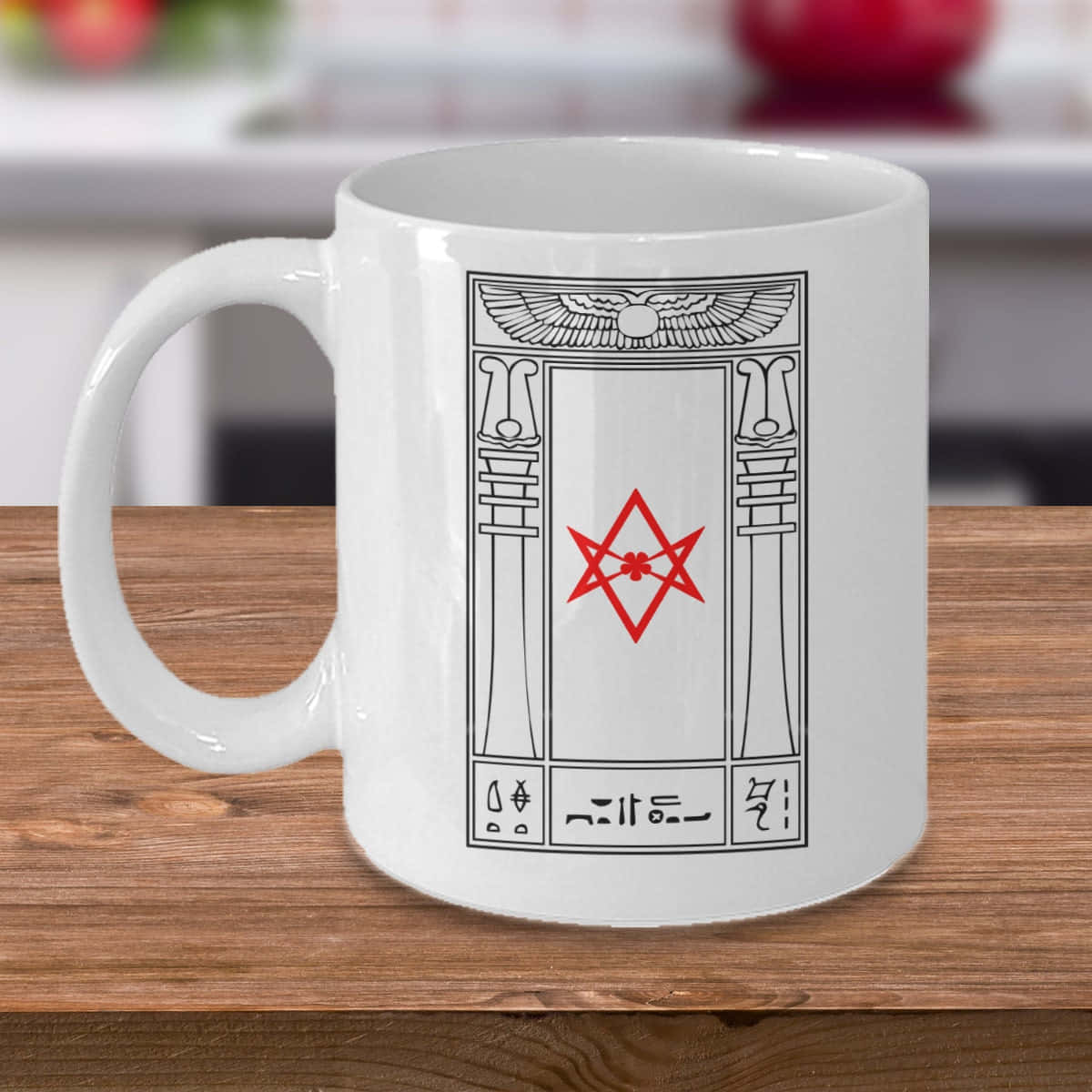 Thelema 桌布 壁紙 — 一個帶有埃及風格門設計和紅色星星的白色陶瓷馬克杯，放在廚房的木質檯面上。