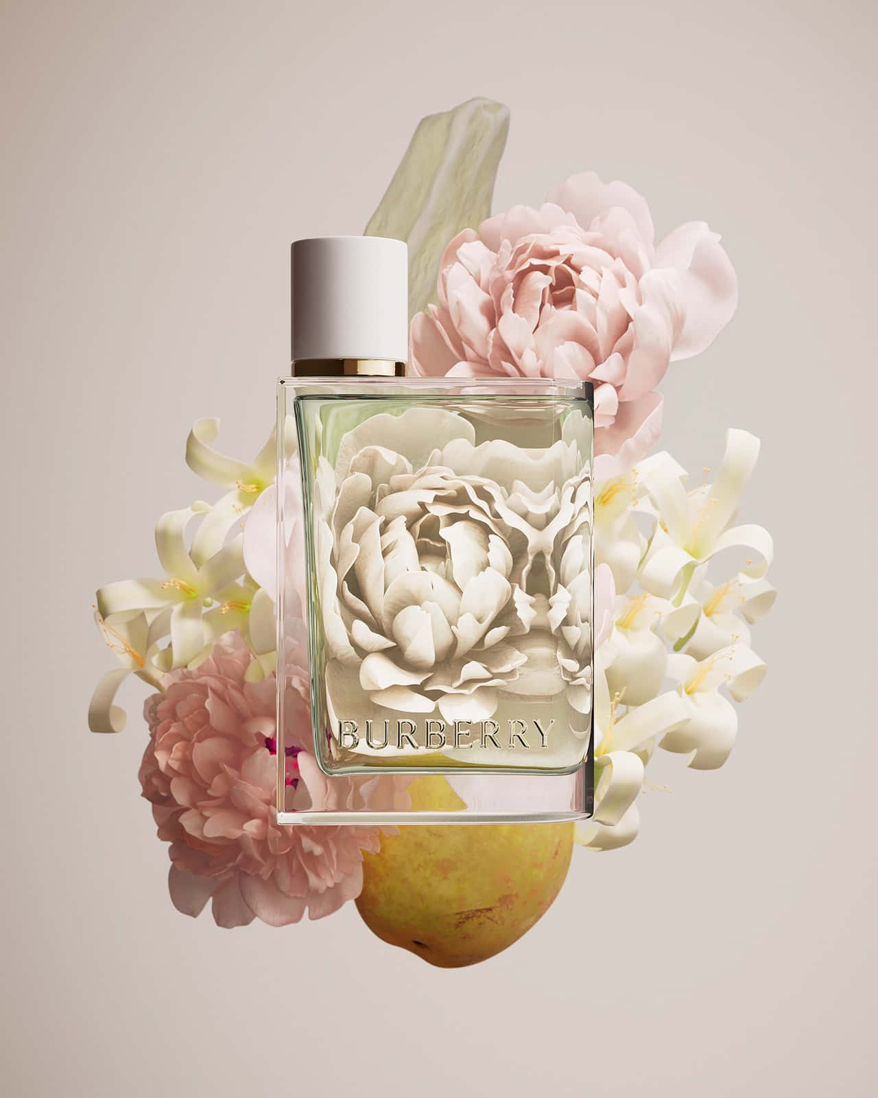 Floral Fragrance 桌布 壁紙 — 一個帶有壓花花卉設計的 Burberry 香水瓶，周圍環繞著粉紅色和白色的花朵以及一個梨子，背景是柔和的米色。