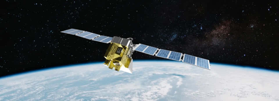 Satellite Technology 桌布 壁紙 — 一個帶有太陽能板的詳細衛星，在繁星宇宙背景下繞地球運行。