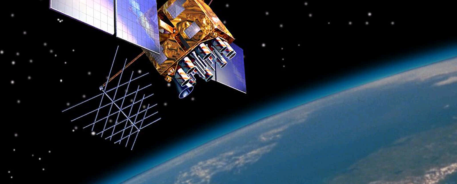 Satellite Technology 桌布 壁紙 — 一個帶有太陽能板的詳細衛星，在繁星點點的黑色天空中繞地球運行，顯示出藍色的海洋和白色的雲層。