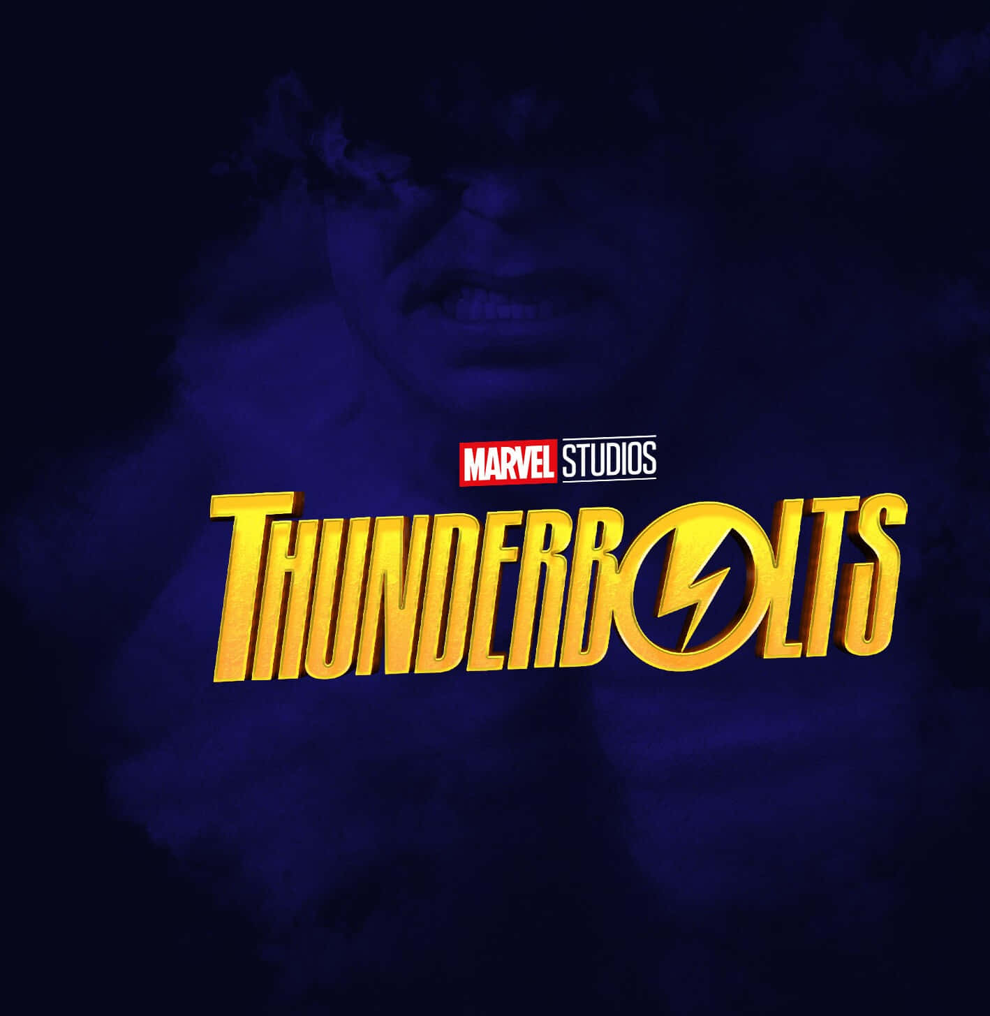 Thunderbolts 桌布 壁紙 — 一個帶有威脅性的藍色調變形俠醫肖像，聳立在帶有Marvel Studios品牌標誌的大膽金色Thunderbolts標誌後面。