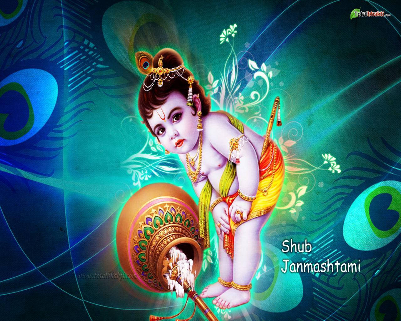 krishna god 桌布 壁紙 — 一個帶有孔雀羽毛和金色裝飾的神聖小孩在發光的青綠色和藍色背景前，在裝飾過的壺旁邊吹笛子。