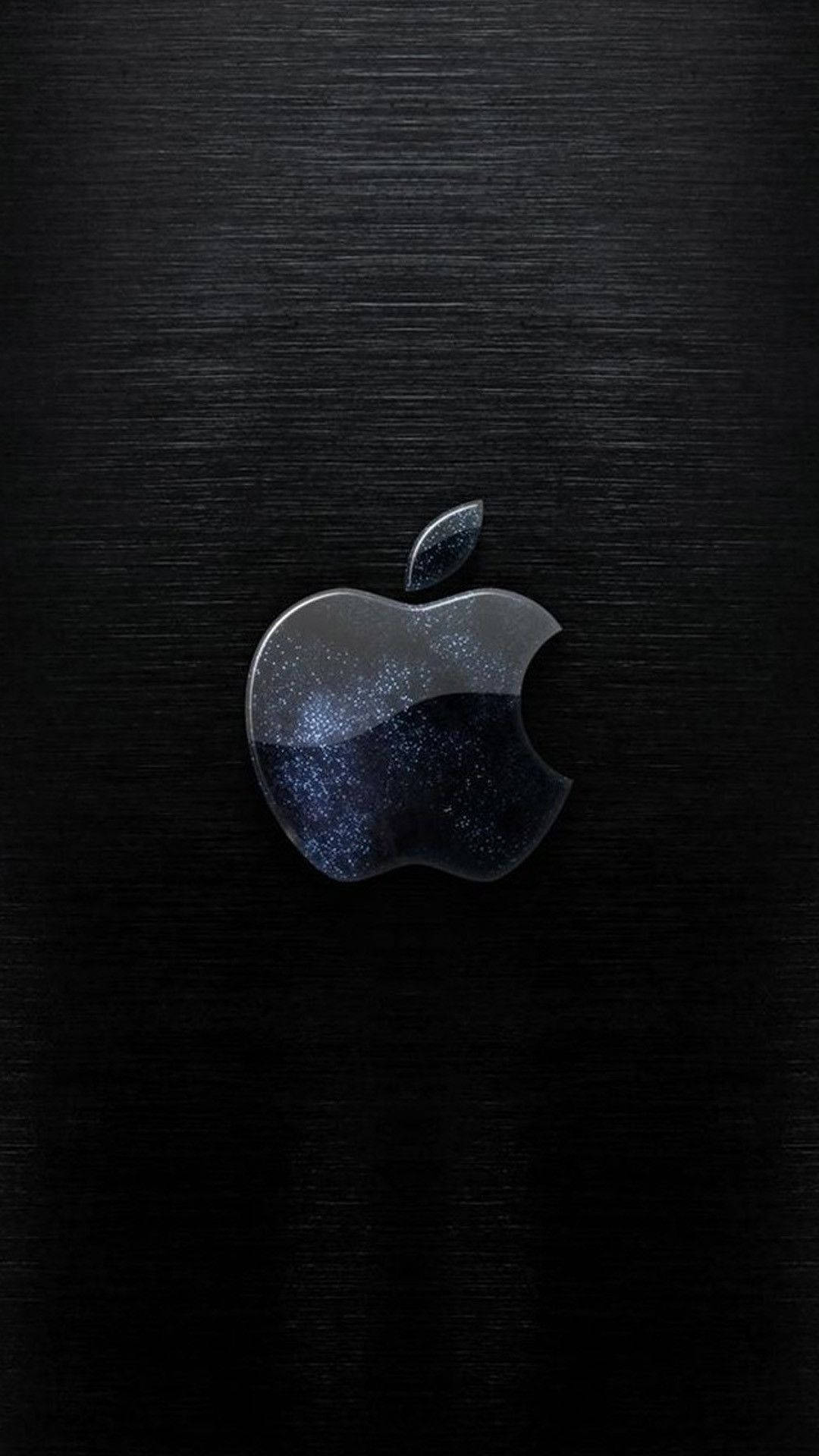  壁紙 — 一個帶有宇宙閃光嘅光面Apple標誌，放置喺拉絲黑色金屬表面上。