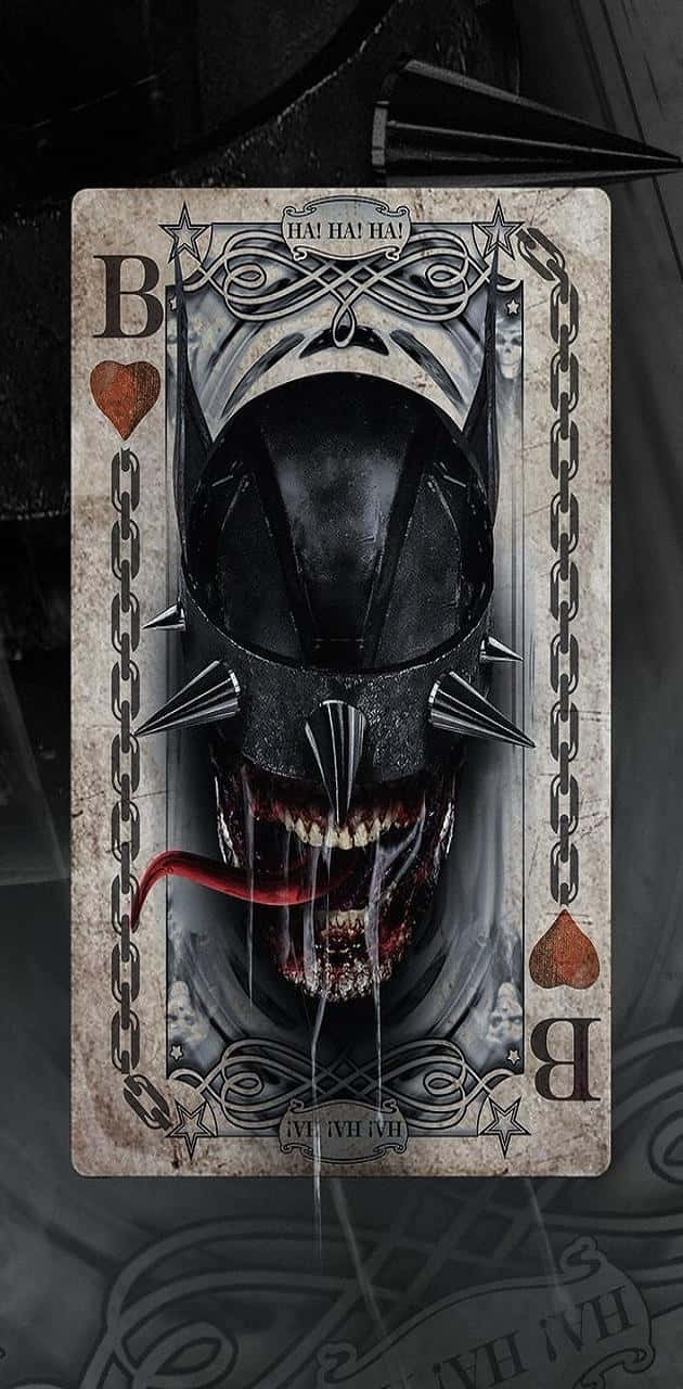 The Batman Who Laughs 桌布 壁紙 — 一個帶有尖刺頭盔和滴血紅色舌頭的威脅性黑色骷髏，被華麗的鏈條框在復古撲克牌上。