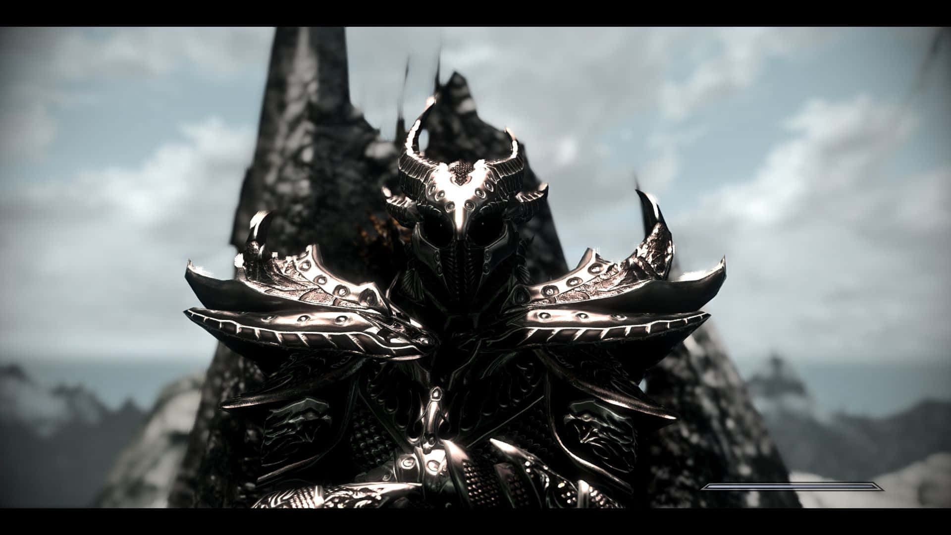Skyrim Daedric 桌布 壁紙 — 一個帶有尖刺頭盔的威脅性裝甲人物站在多雲天空下鋸齒狀的黑暗山脈前。