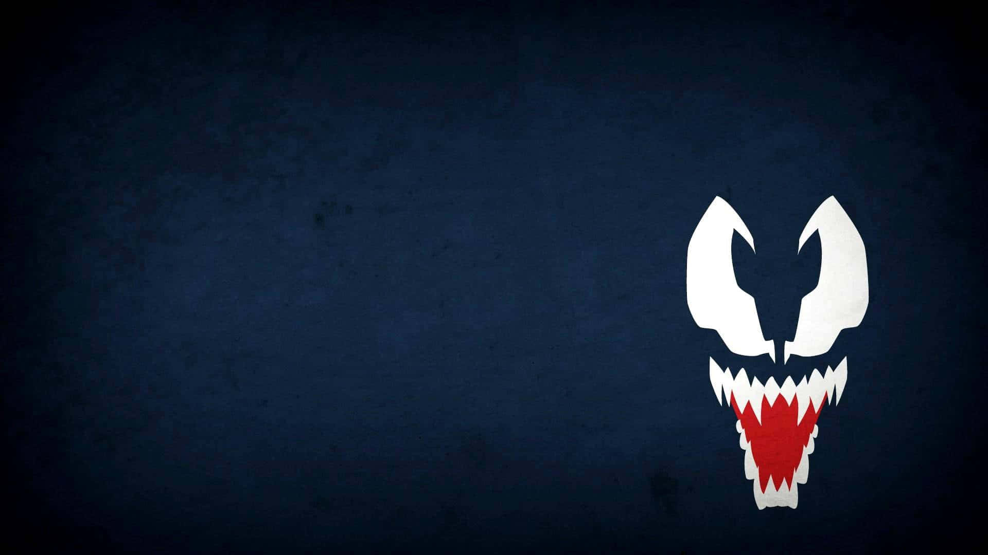 Symbiote 桌布 壁紙 — 一個帶有尖銳牙齒、具威脅性的白色和紅色毒液標誌，從深色紋理藍色背景中凝視。