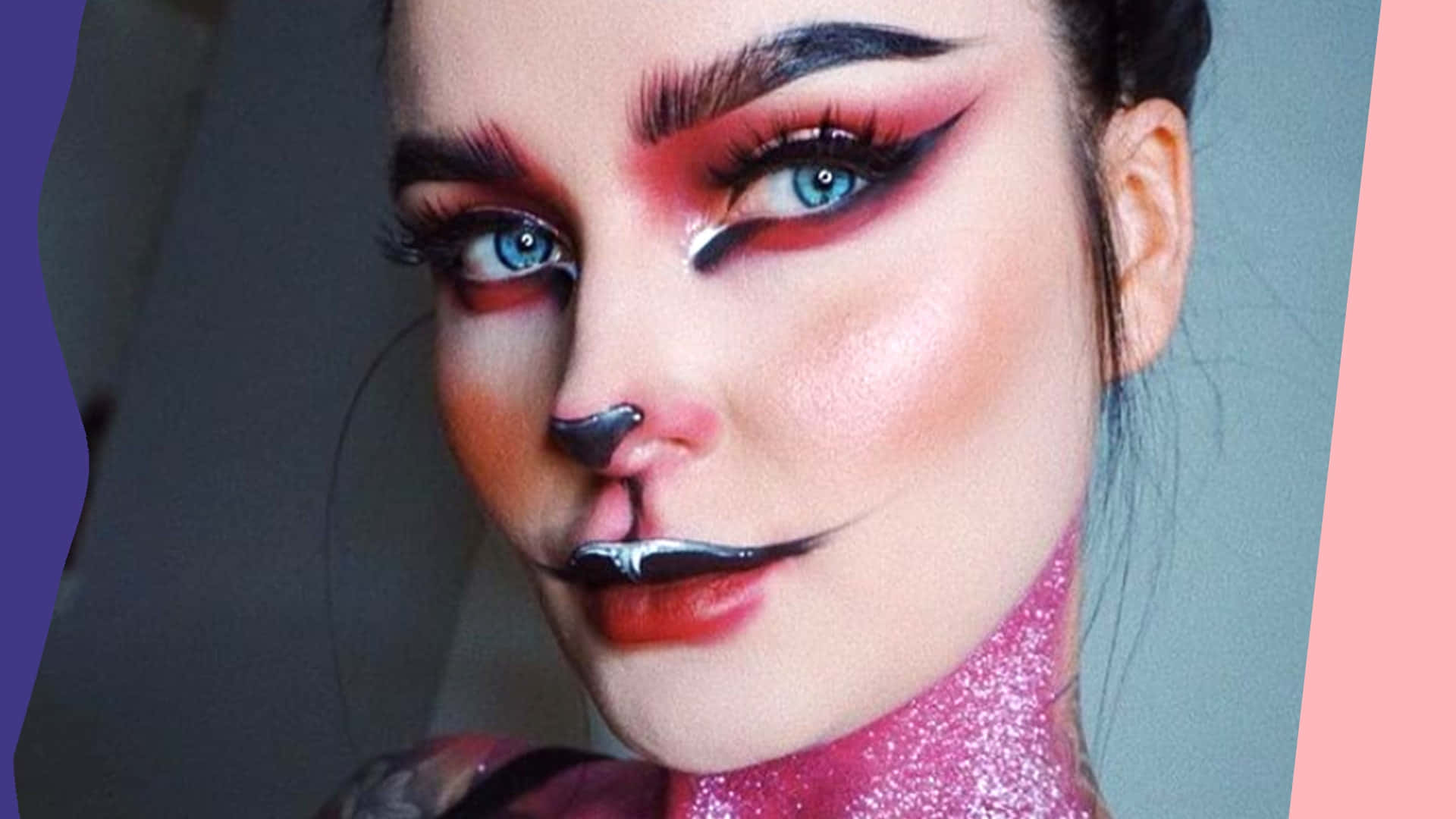Halloween Makeup 桌布 壁紙 — 一個帶有戲劇性貓咪主題妝容的人，擁有藍色眼睛、紅色眼影和閃亮的粉紅色脖子。