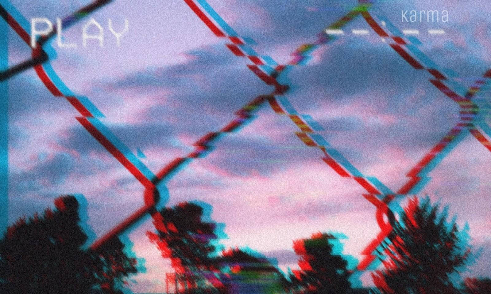 Grunge Aesthetic 桌布 壁紙 — 一個帶有故障效果的鐵絲網圍欄疊加在暮色天空上，天空中有粉紫色雲朵和剪影樹木。