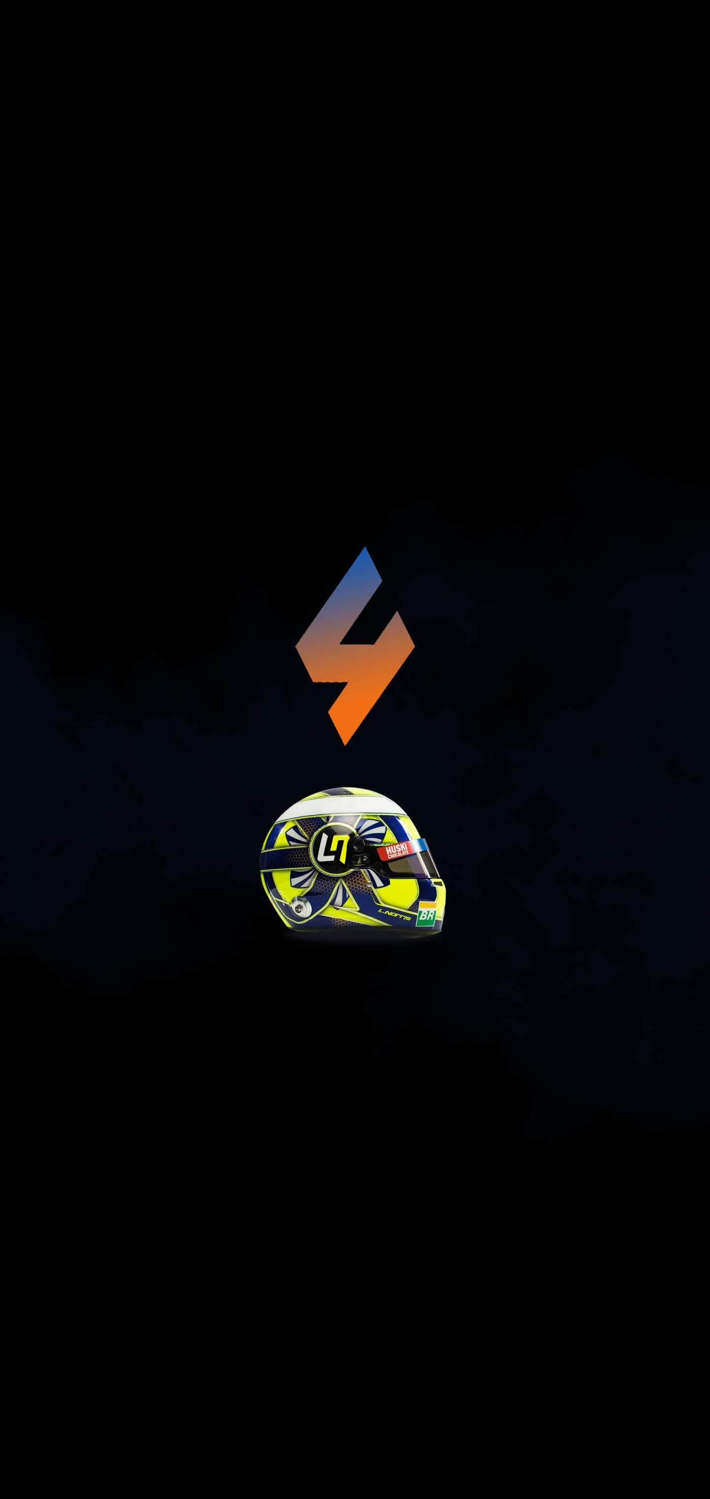 lando norris 桌布 壁紙 — 一個帶有數字4的鮮豔賽車頭盔在黑暗背景上漂浮，下方有一個發光的閃電標誌。
