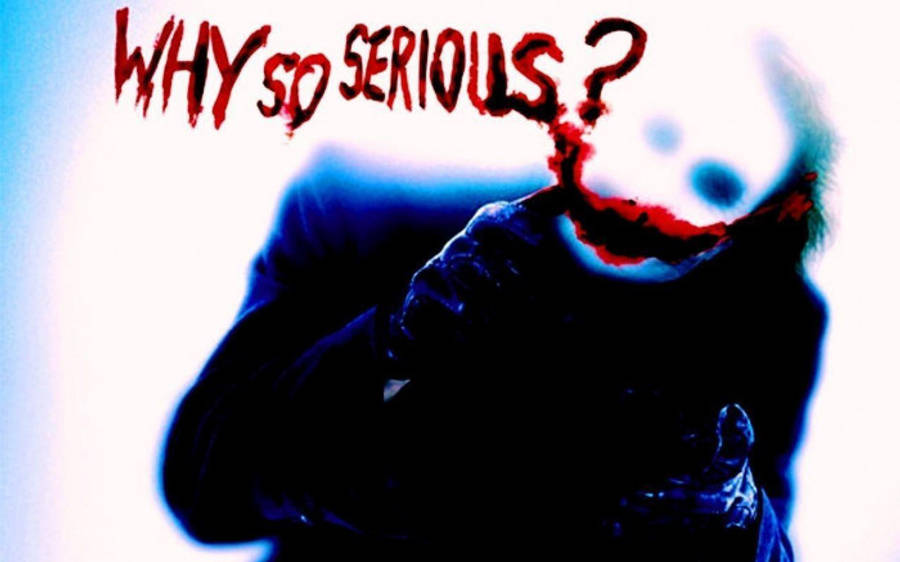 嚇人 桌布 壁紙 — 一個帶有模糊紅色笑容和文字「WHY SO SERIOUS?」的威脅人物，文字以滴落的紅色字母呈現，背景為鮮明的藍色和白色。