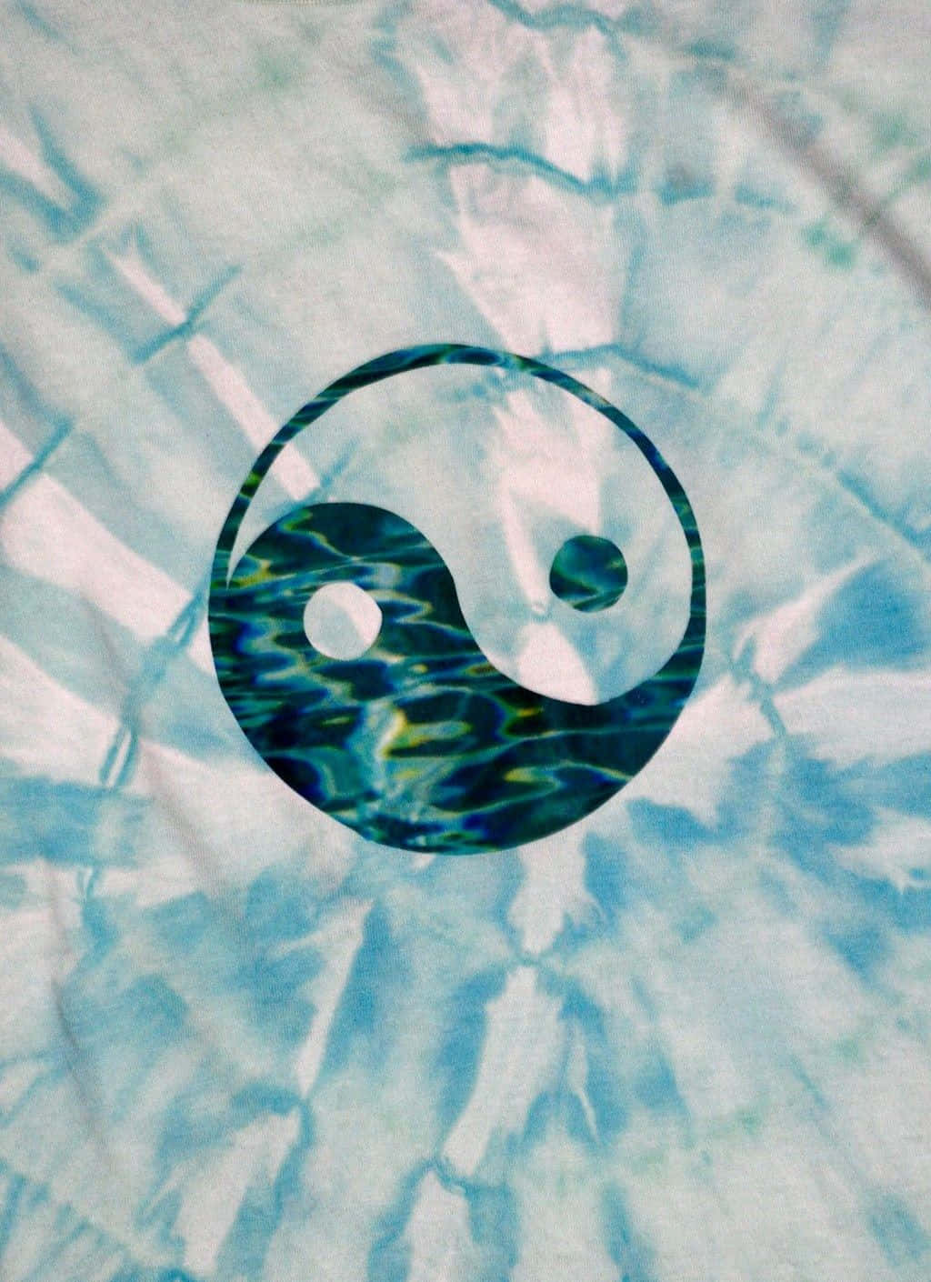 Pastel Tie Dye 桌布 壁紙 — 一個帶有水波紋紋理的陰陽符號，居中在藍白紮染布料背景上。