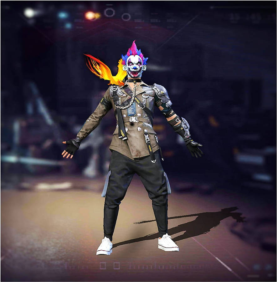 game 桌布 壁紙 — 一個帶有火焰翅膀和賽博龐克裝備的威脅性小丑站在黑暗的未來競技場中。