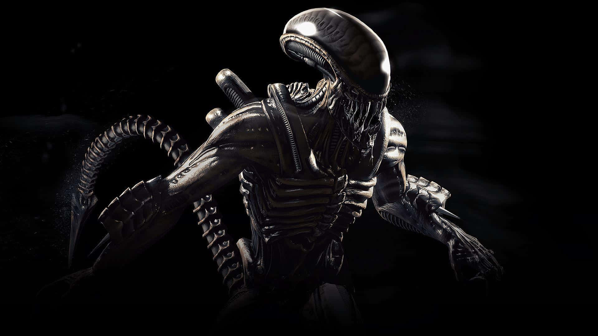 Mortal Kombat X 桌布 壁紙 — 一個帶有生物機械裝甲和長尾巴的威脅性外星生物，站在黑暗陰影的環境中。