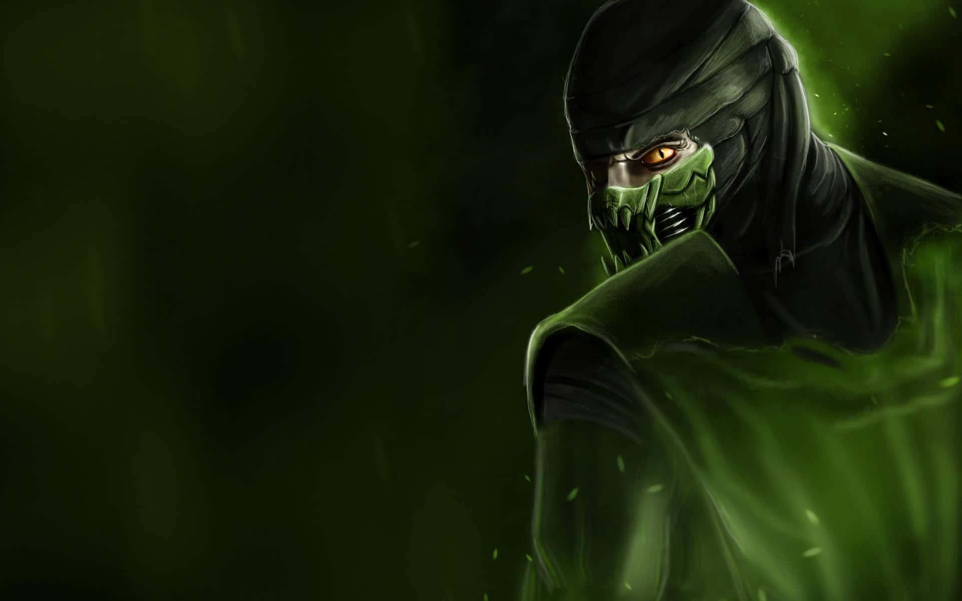 Mortal Kombat Reptile 桌布 壁紙 — 一個帶有發光橙色眼睛和綠色連帽斗篷的威脅性忍者站在陰暗的綠色迷霧中。