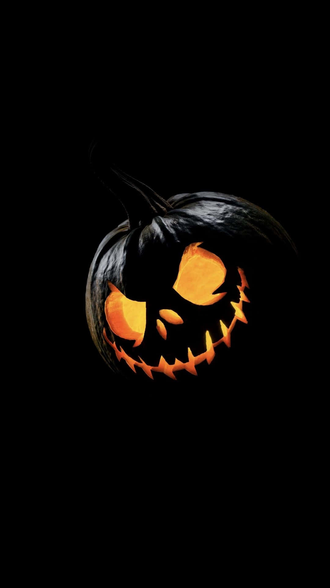 Halloween Phone 桌布 壁紙 — 一個帶有發光橙色眼睛和鋸齒狀笑容的恐怖南瓜燈，漂浮在漆黑的虛空中。