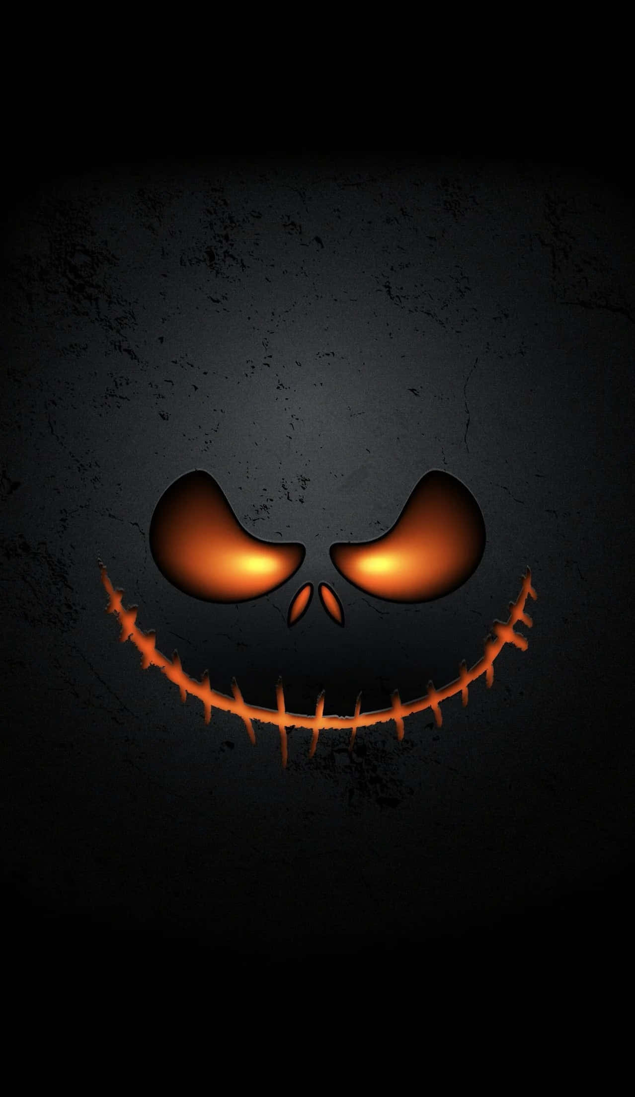 Halloween Phone 桌布 壁紙 — 一個帶有發光橙色眼睛的威脅性縫合微笑，背景是深色紋理牆壁。
