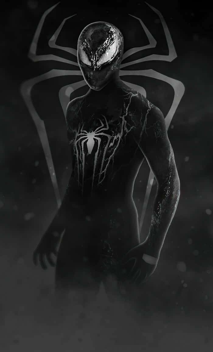 Venomverse 桌布 壁紙 — 一個帶有發光白色眼睛和背後巨大蜘蛛標誌的威脅性黑色共生體蜘蛛俠站在陰影迷霧中。
