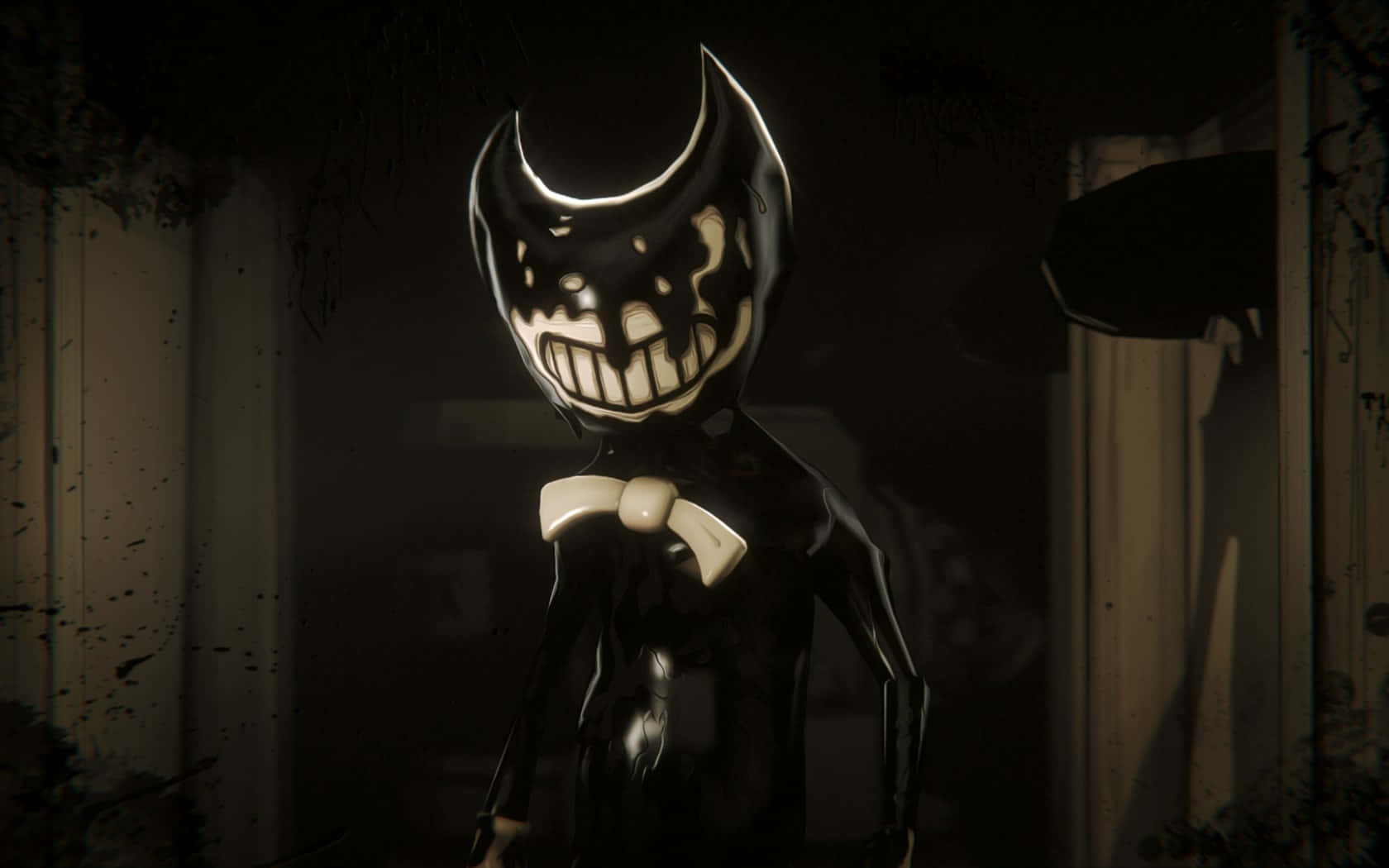 Bendy 桌布 壁紙 — 一個帶有發光白色笑容和領結的威脅性黑色電子動畫人物站在黑暗、破舊的走廊裡。