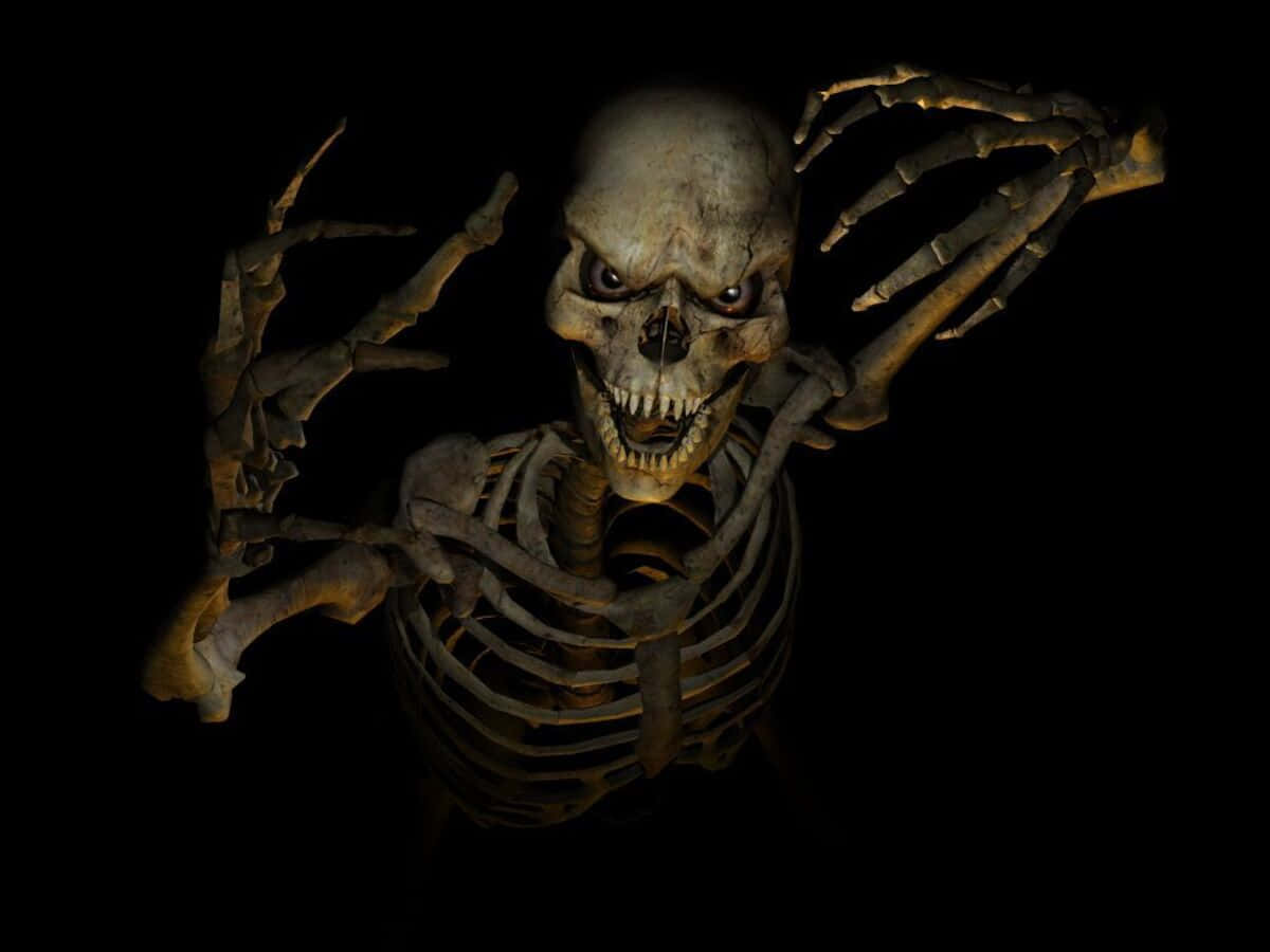 Halloween Skeleton 桌布 壁紙 — 一個帶有發光眼睛和骨感雙手舉起的威脅性骷髏，背景為漆黑一片。