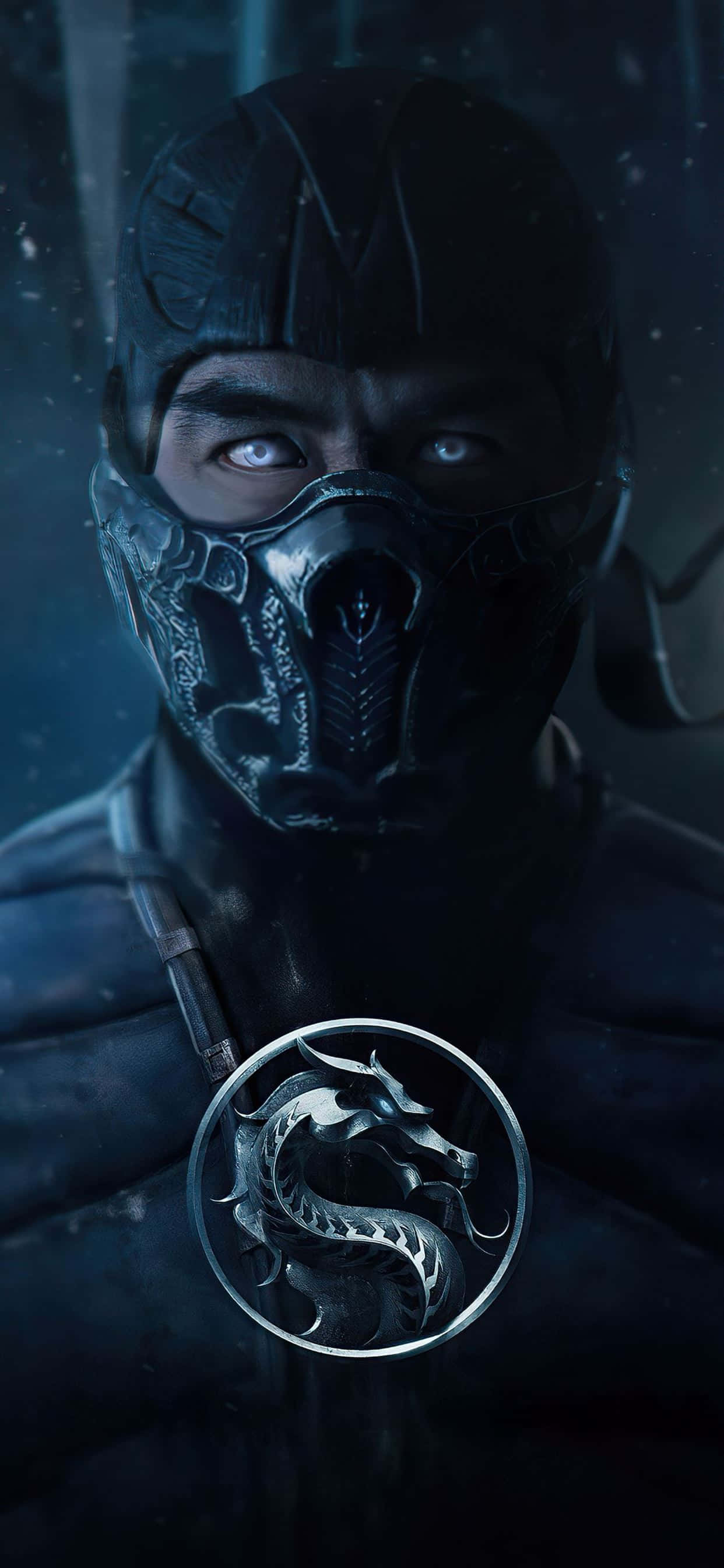Mortal Kombat Legacy 桌布 壁紙 — 一個帶有發光眼睛和龍形獎章的威脅性蒙面戰士在黑暗迷霧環境中凝視。