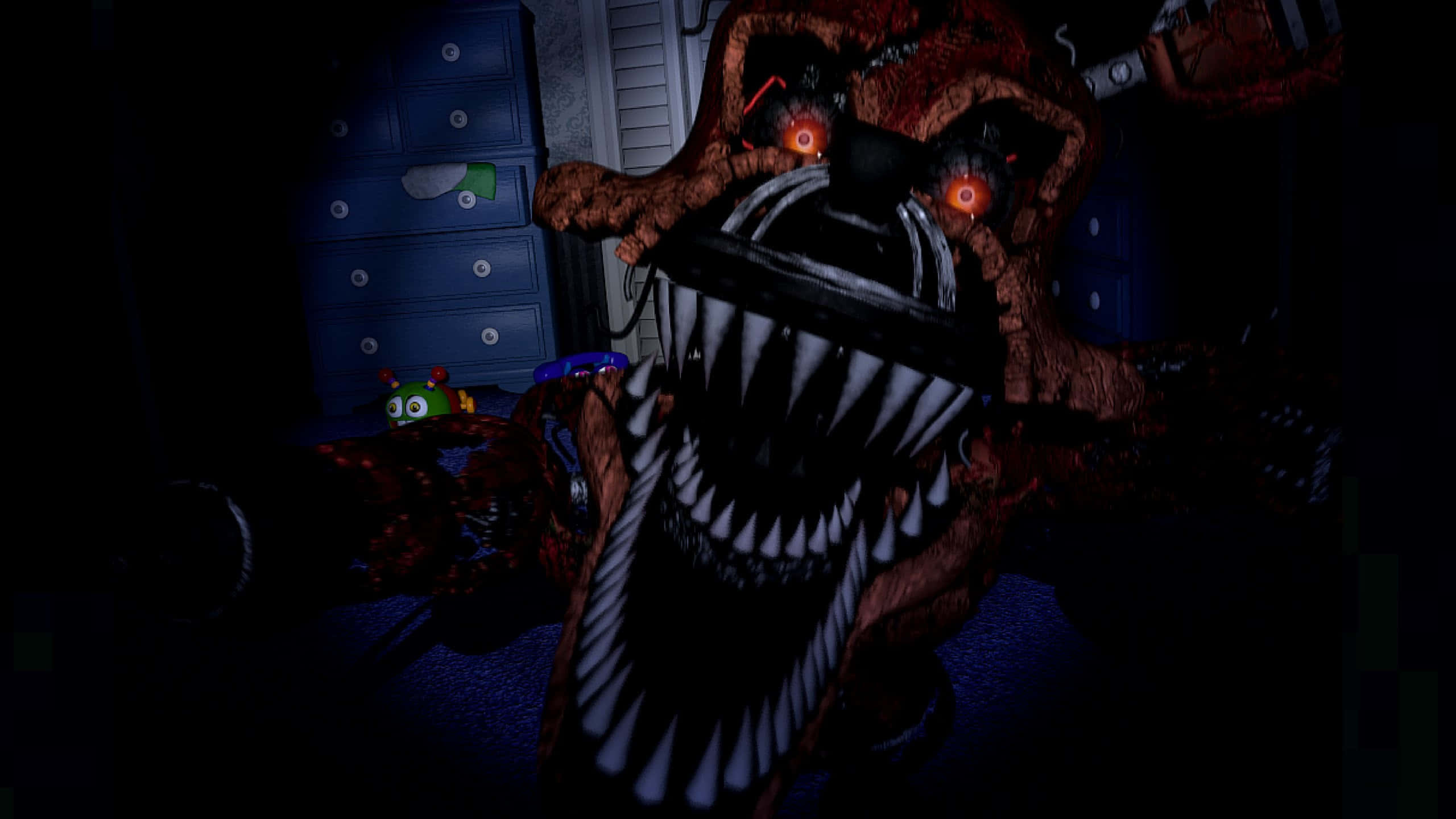 Fnaf Jumpscare 桌布 壁紙 — 一個帶有發光紅眼和尖牙的威脅性電子動畫在一個有藍色抽屜和地上玩具的黑暗房間中若隱若現。