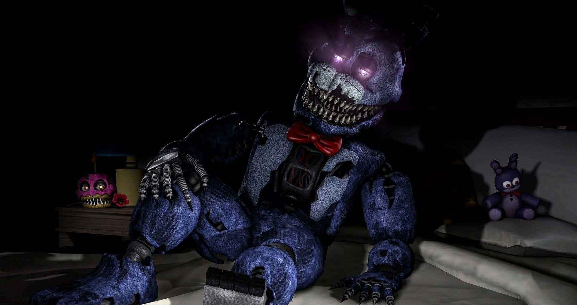 Animatronics 桌布 壁紙 — 一個帶有發光紫色眼睛的威脅性藍色電子動畫坐在黑暗房間的床上，周圍環繞著其他令人毛骨悚然的毛絨玩具。