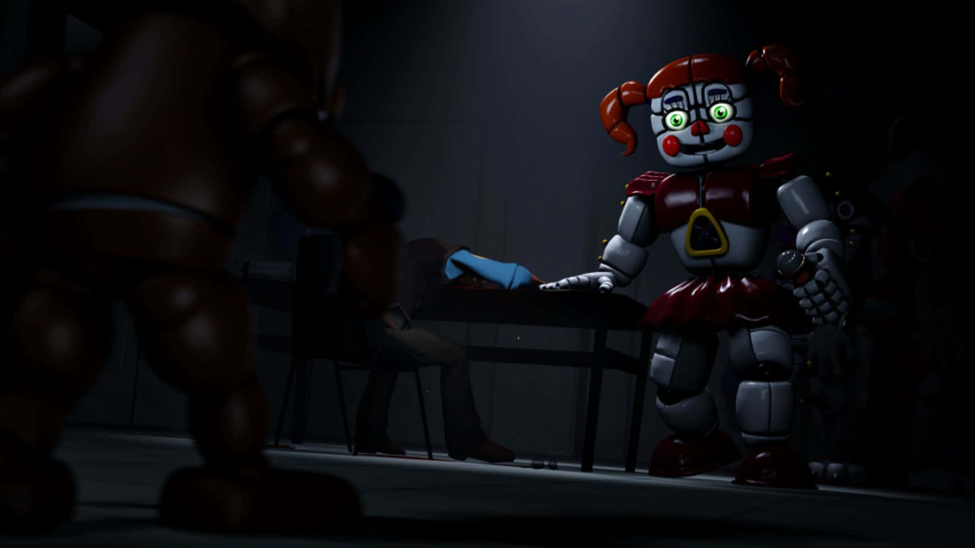 Fnaf Sister Location 桌布 壁紙 — 一個帶有發光綠色眼睛和紅色雙馬尾的威脅性機械女孩坐在黑暗房間的桌子旁，手持一把刀。