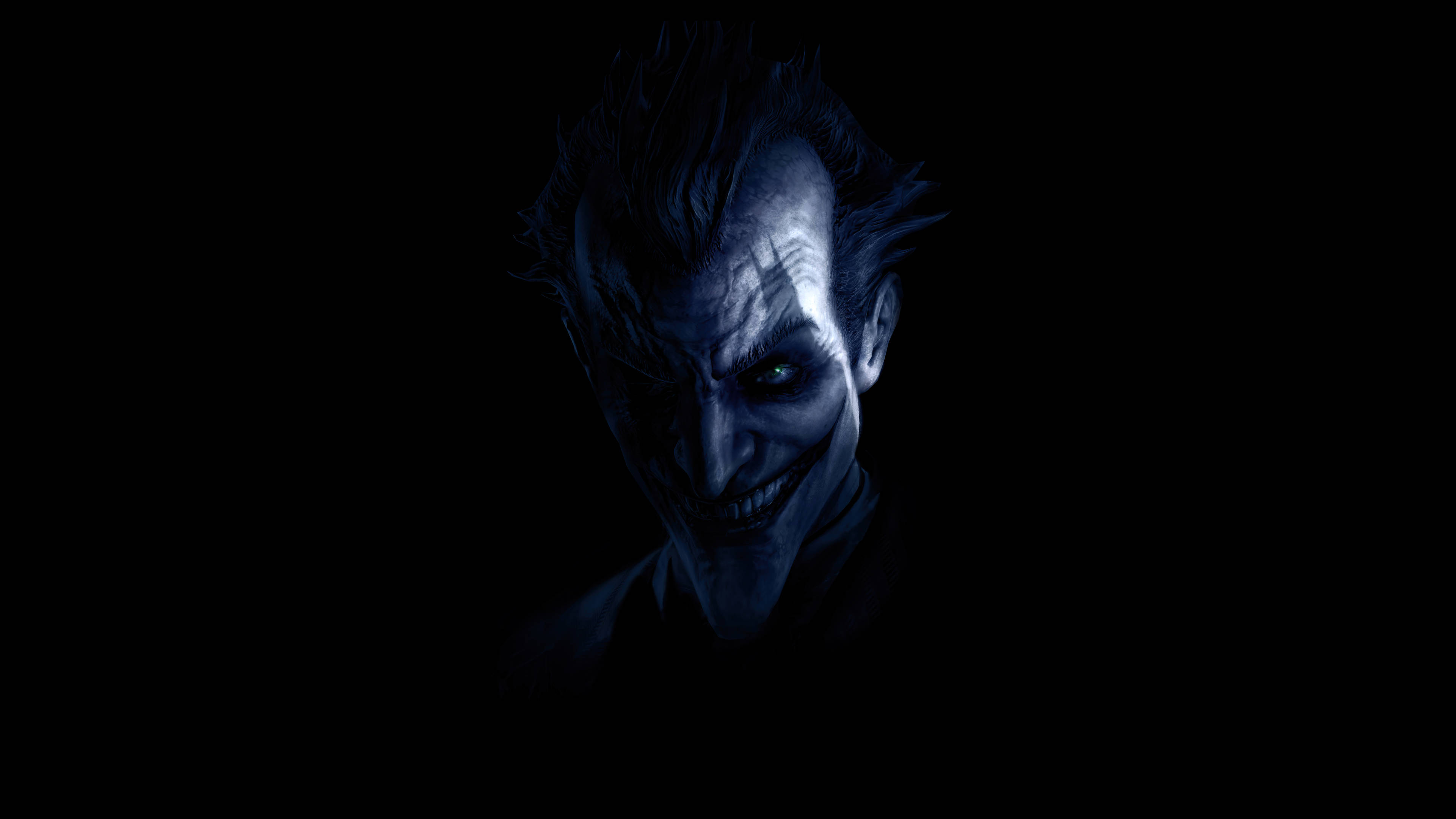 evil smile 桌布 壁紙 — 一個帶有發光綠色眼睛和邪惡笑容的威脅性小丑從黑暗中出現，形成令人毛骨悚然的特寫。