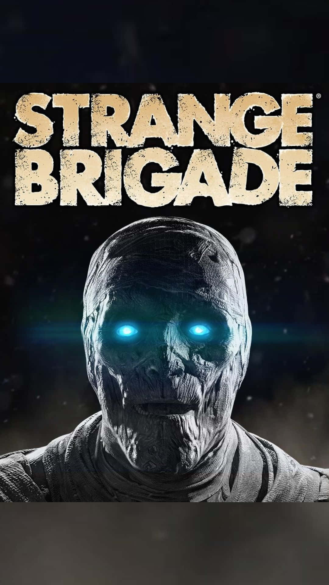 Android Strange Brigade 桌布 壁紙 — 一個帶有發光藍眼睛的威脅性木乃伊，在黑暗的宇宙背景下向前凝視，標題為Strange Brigade。