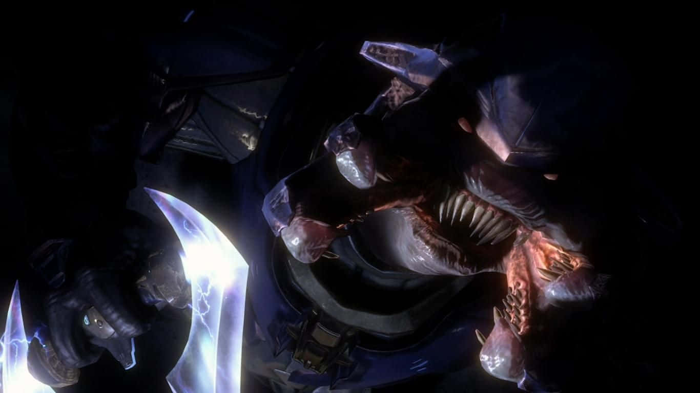 Halo Covenant 桌布 壁紙 — 一個帶有發光藍色刀刃的威脅性裝甲外星生物在黑暗、強烈的特寫中向前猛衝。